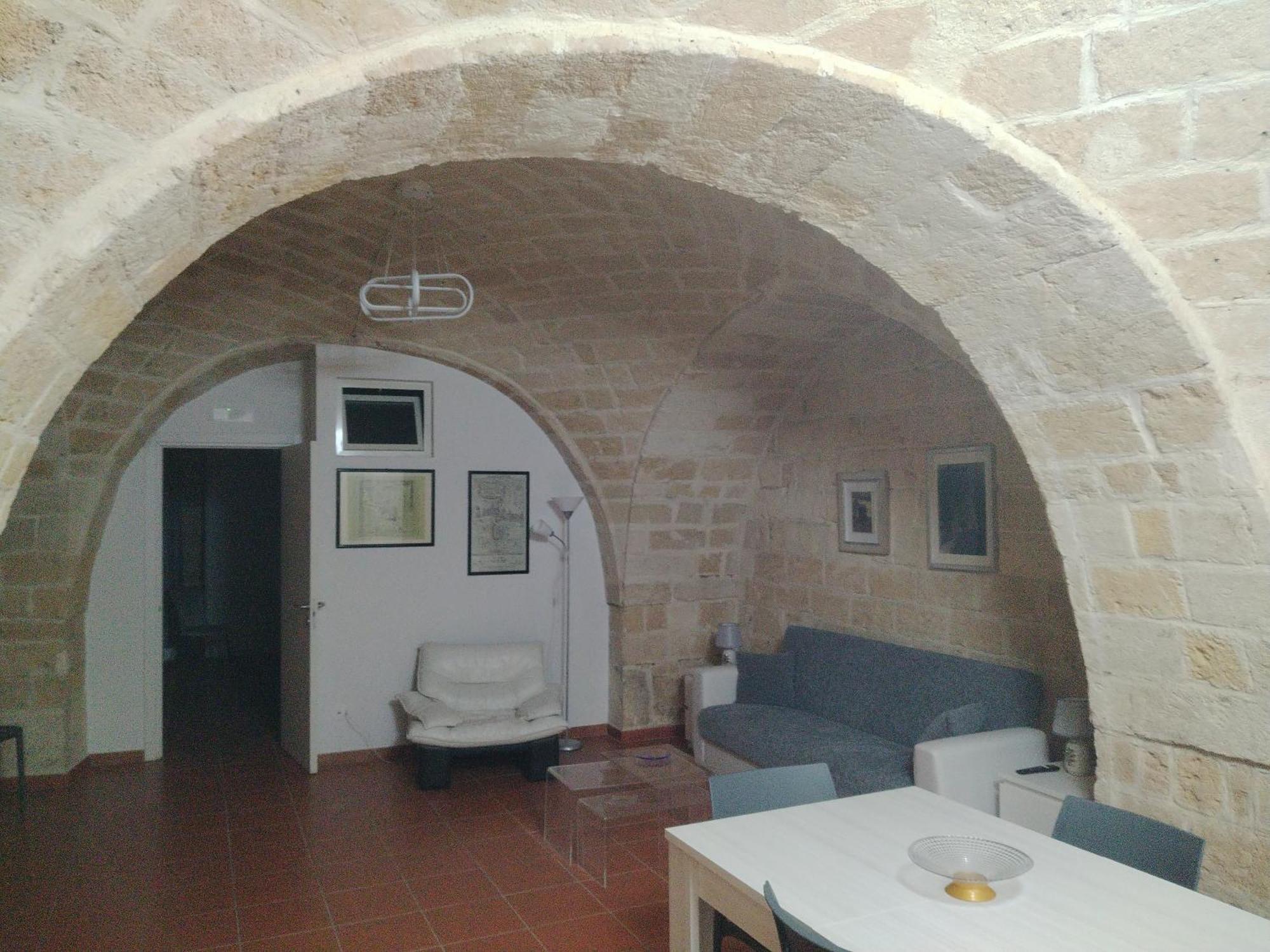 Casa Vacanza Nel Cuore Della Pietra Barletta Exterior photo