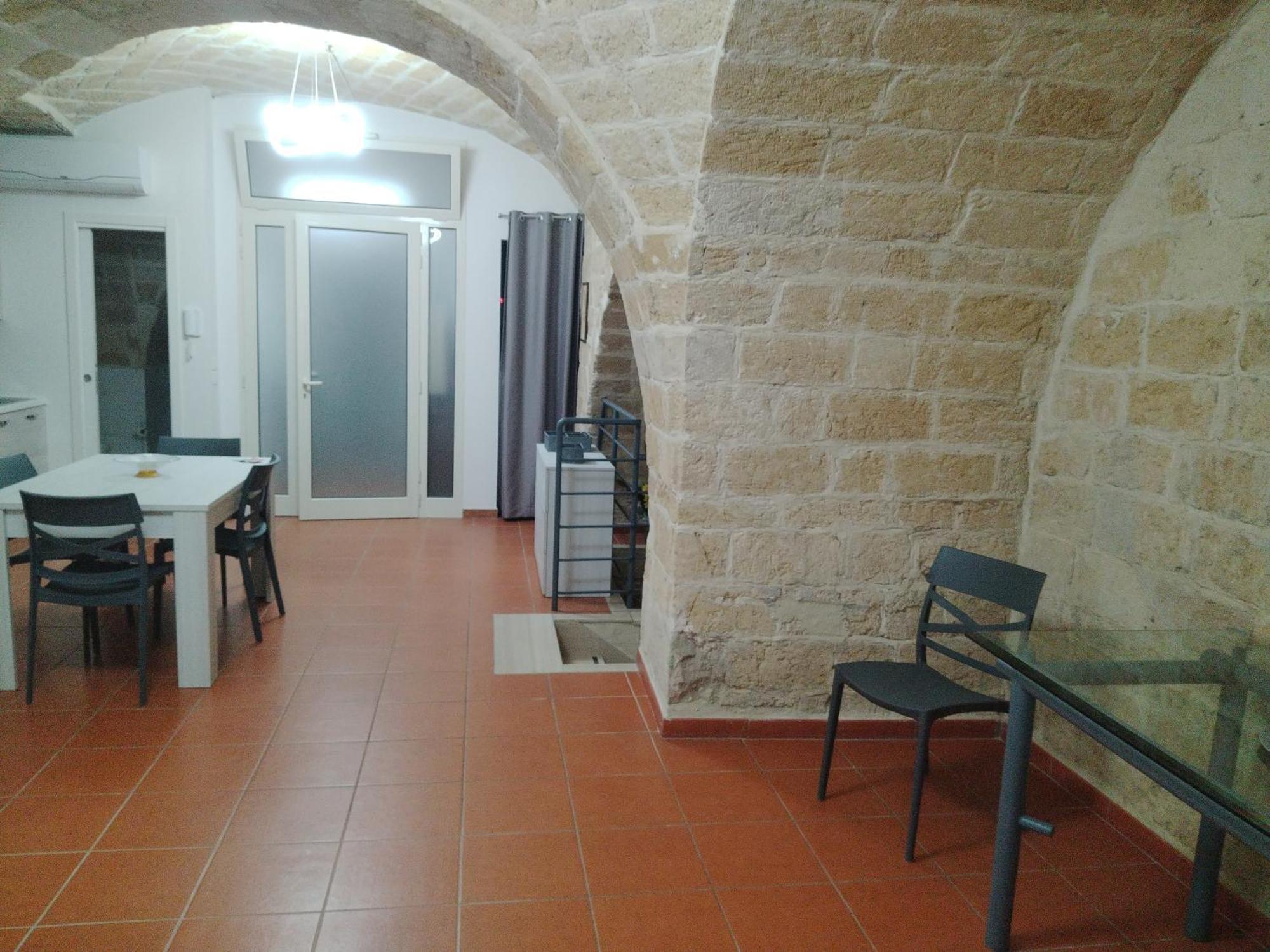 Casa Vacanza Nel Cuore Della Pietra Barletta Exterior photo