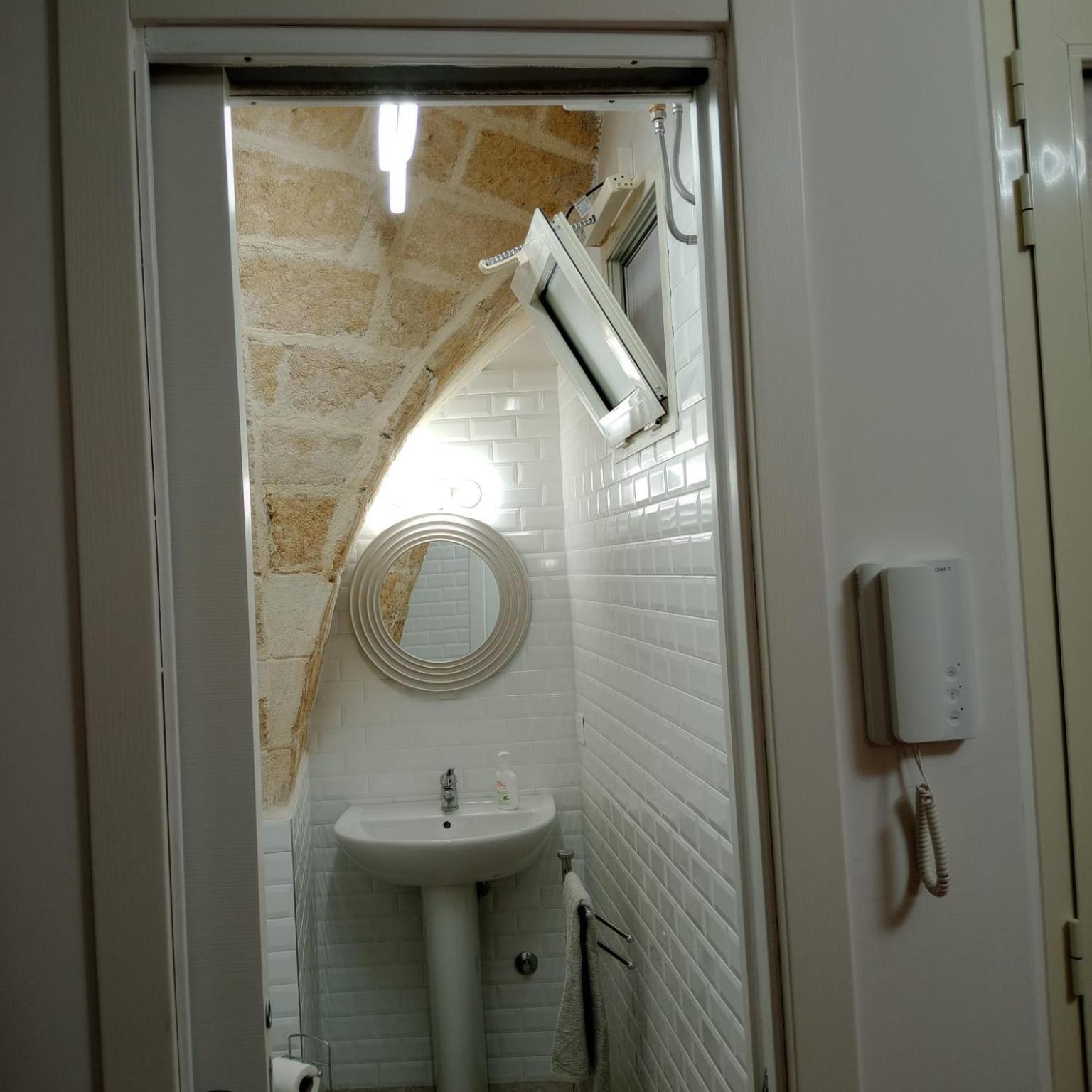 Casa Vacanza Nel Cuore Della Pietra Barletta Exterior photo