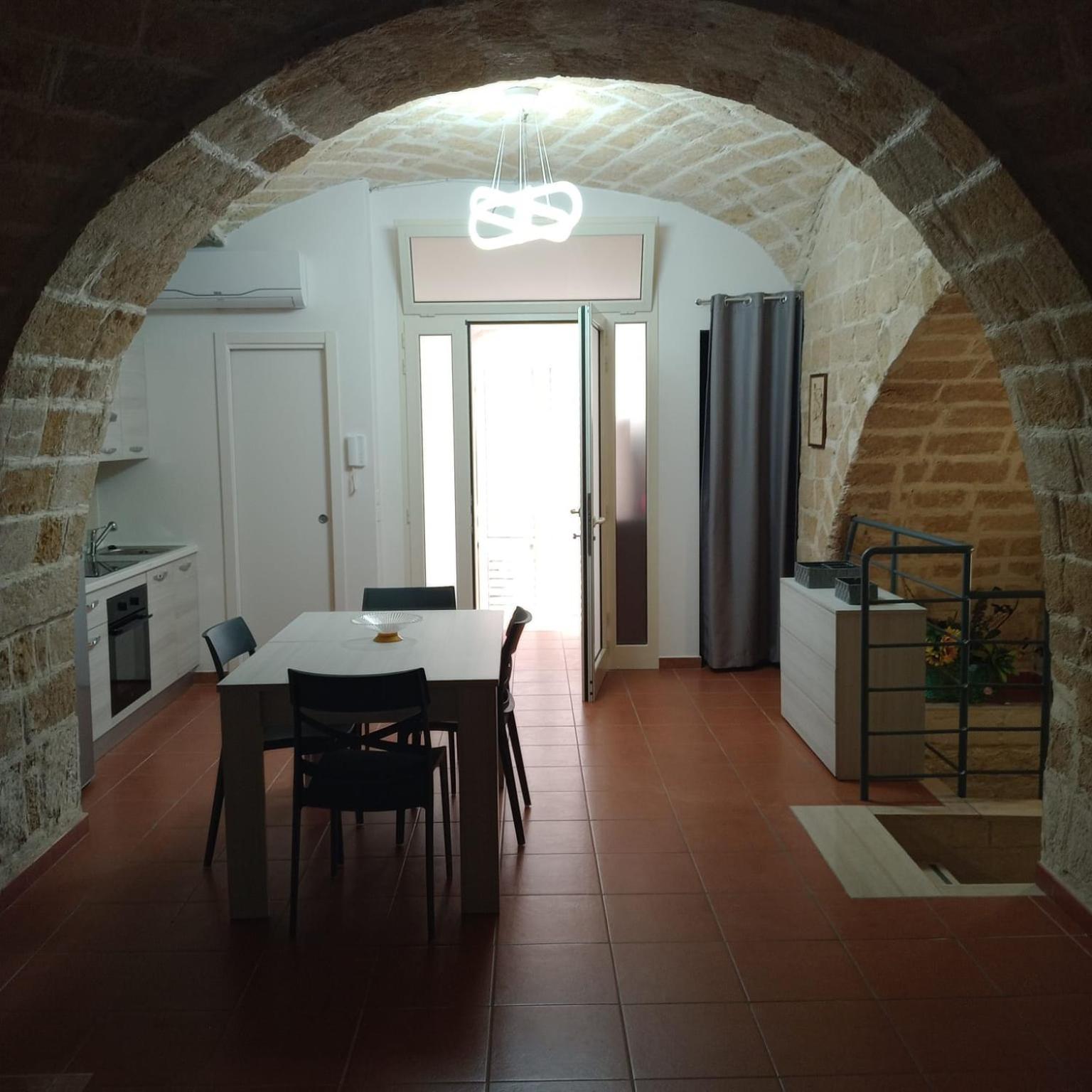 Casa Vacanza Nel Cuore Della Pietra Barletta Exterior photo