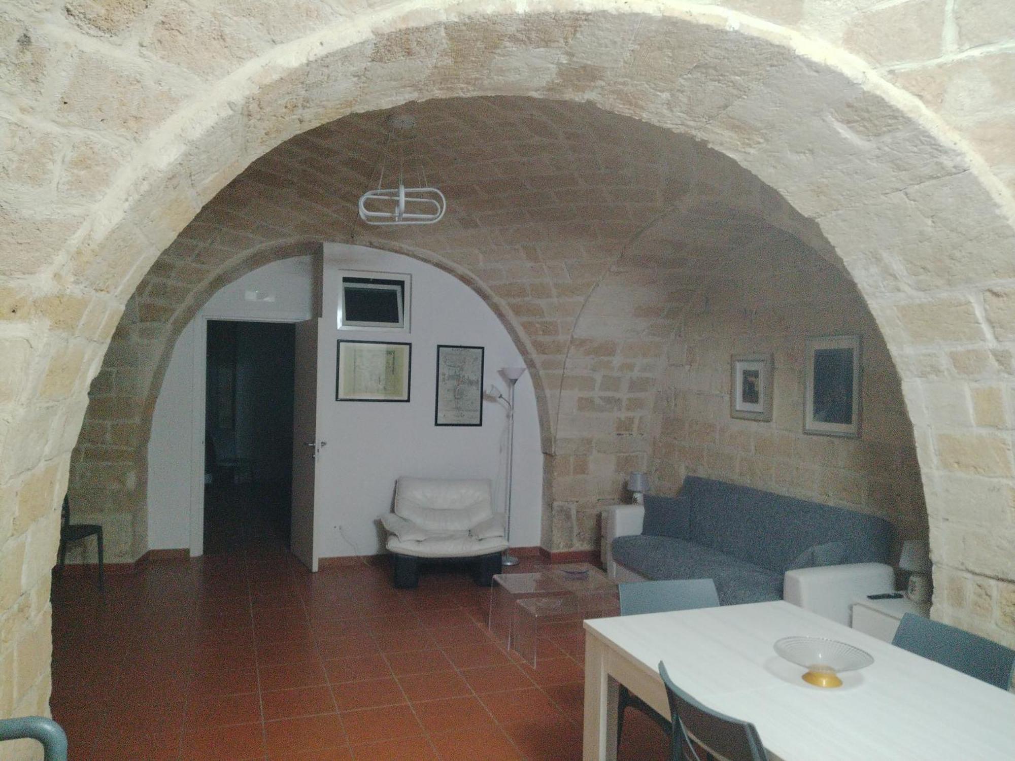 Casa Vacanza Nel Cuore Della Pietra Barletta Exterior photo