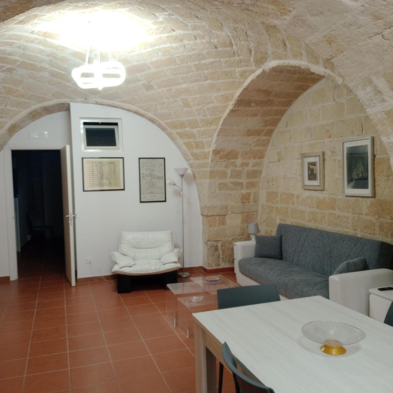 Casa Vacanza Nel Cuore Della Pietra Barletta Exterior photo
