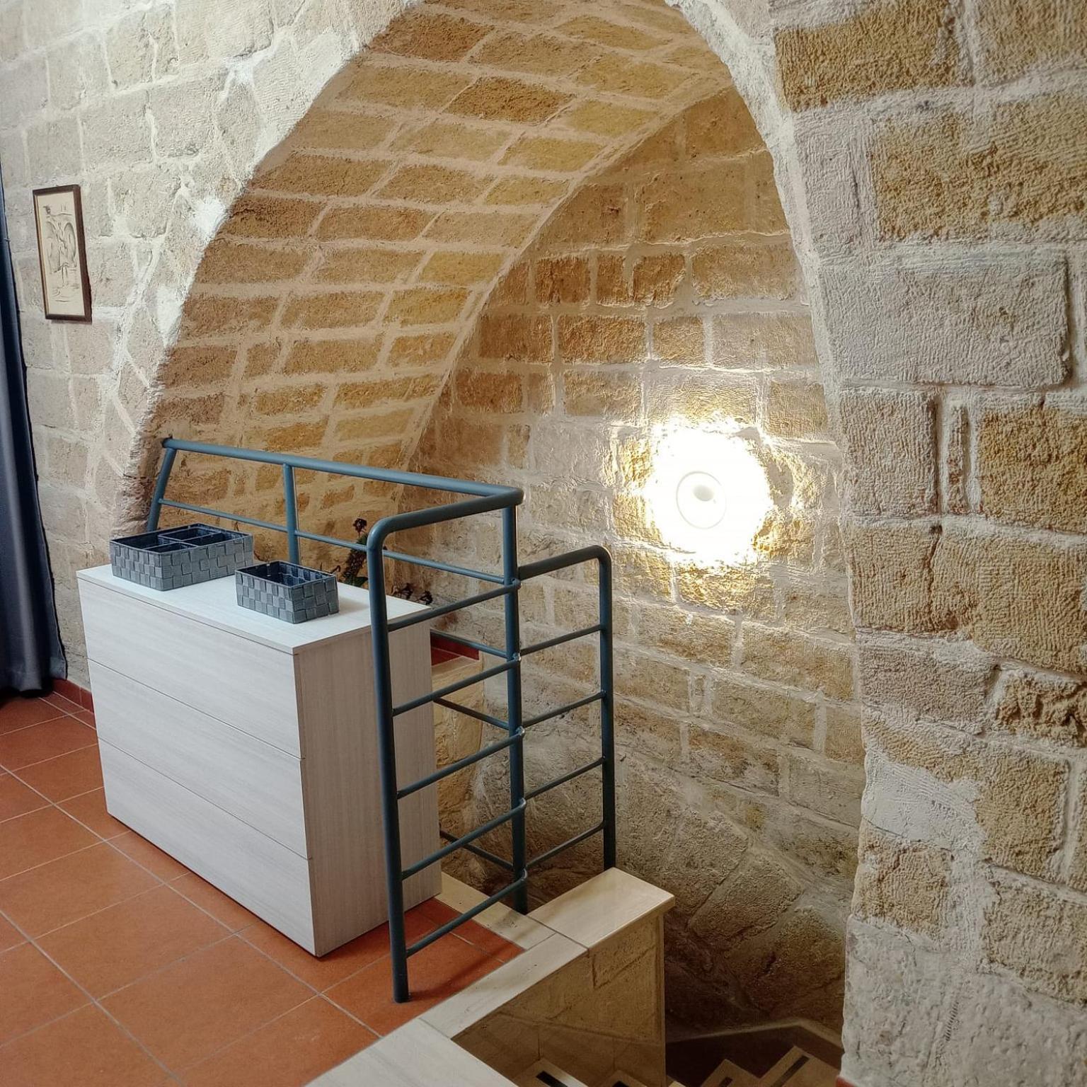 Casa Vacanza Nel Cuore Della Pietra Barletta Exterior photo