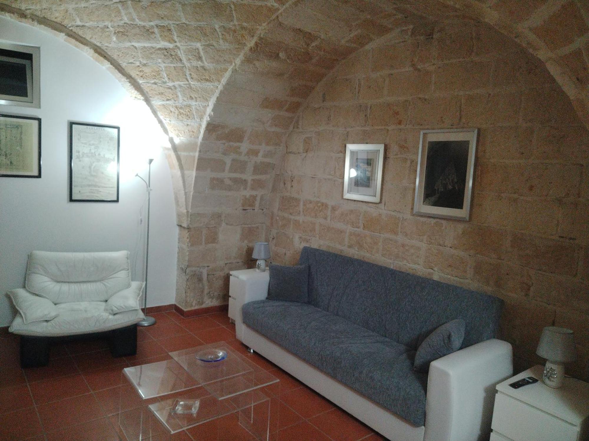 Casa Vacanza Nel Cuore Della Pietra Barletta Exterior photo