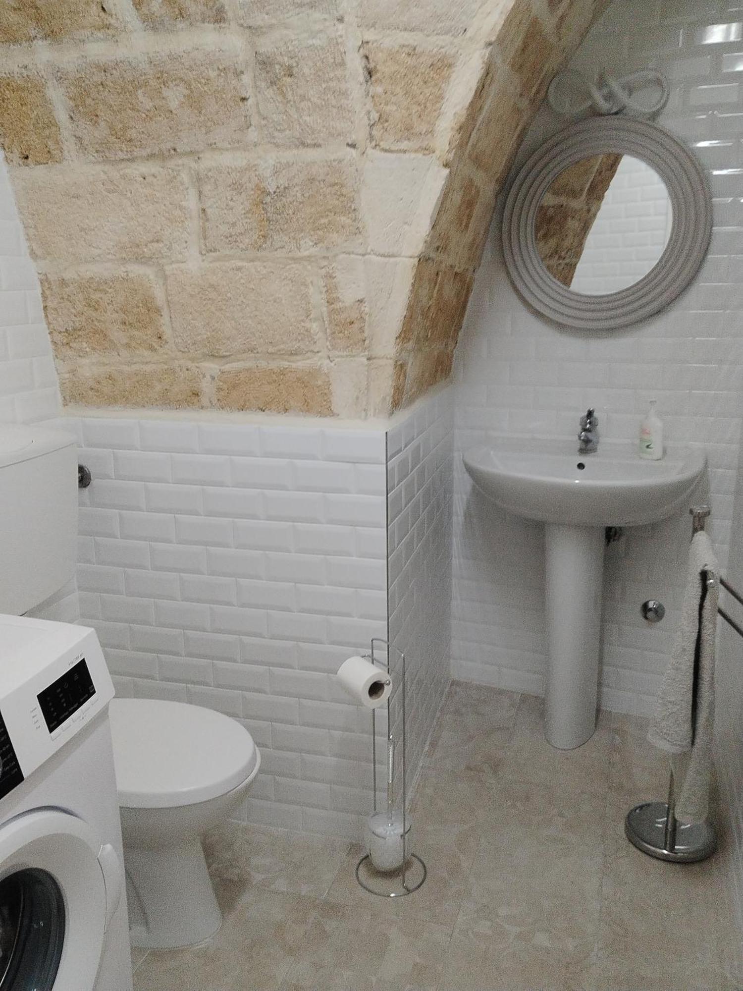 Casa Vacanza Nel Cuore Della Pietra Barletta Exterior photo