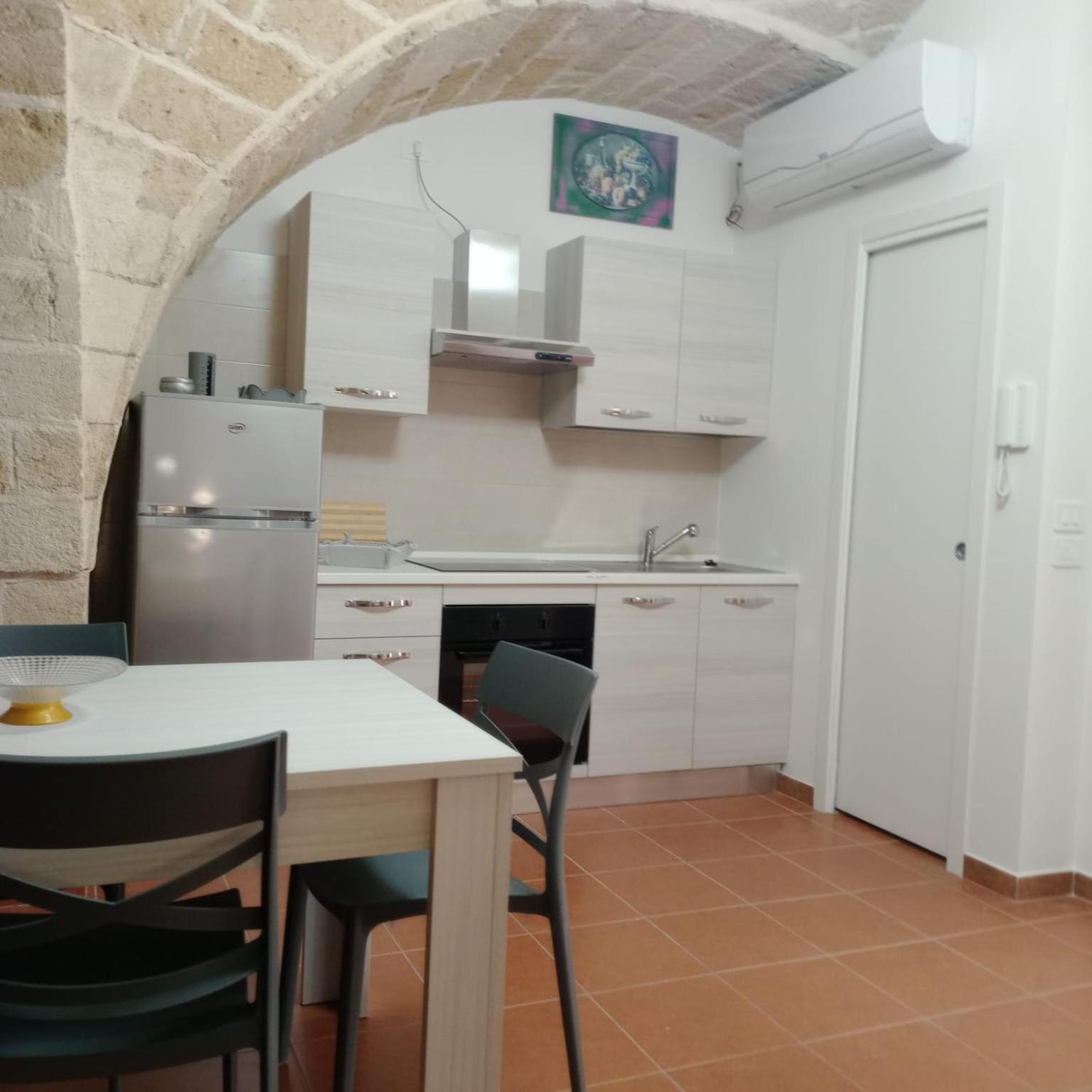 Casa Vacanza Nel Cuore Della Pietra Barletta Exterior photo