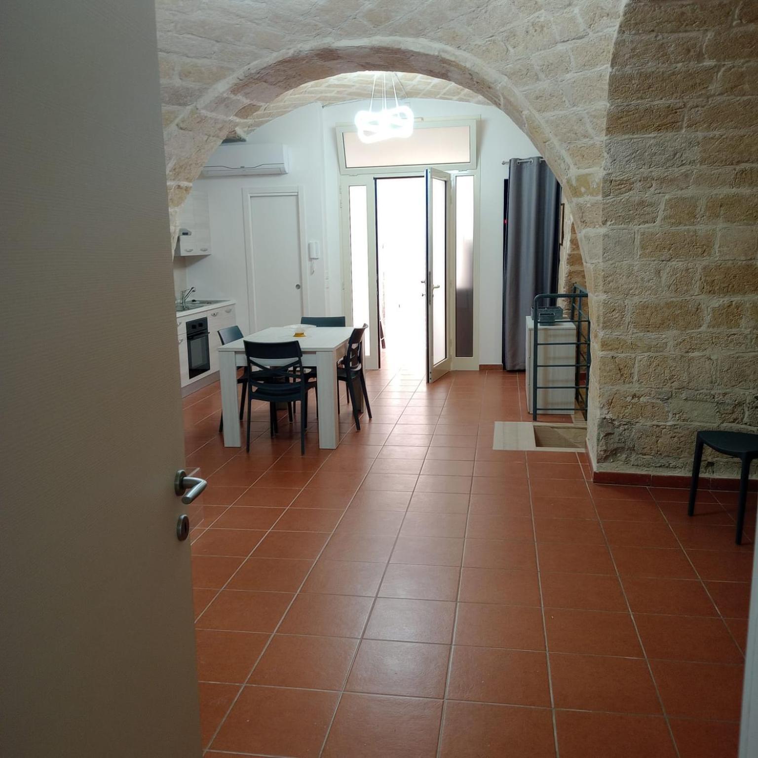 Casa Vacanza Nel Cuore Della Pietra Barletta Exterior photo