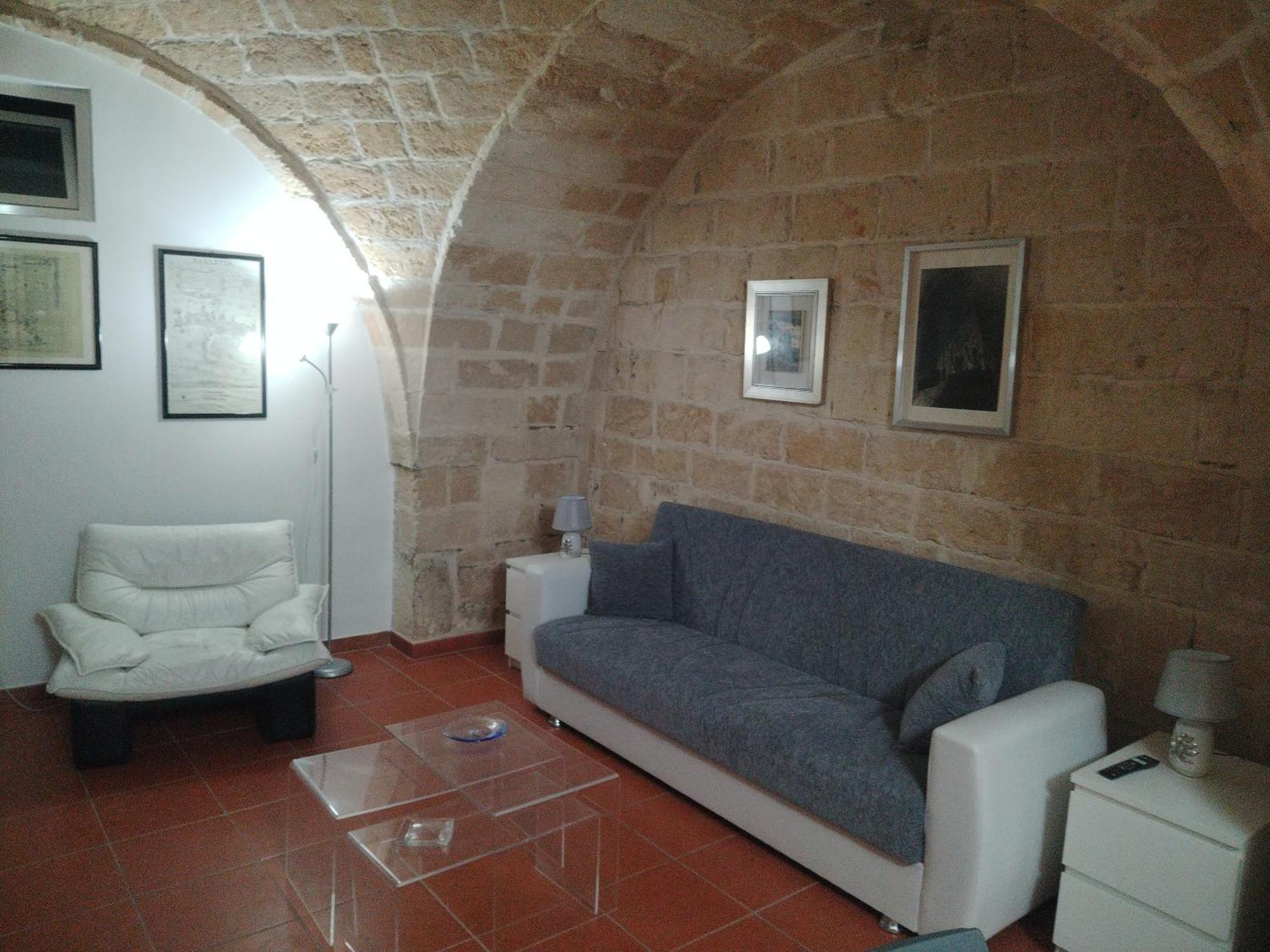 Casa Vacanza Nel Cuore Della Pietra Barletta Exterior photo