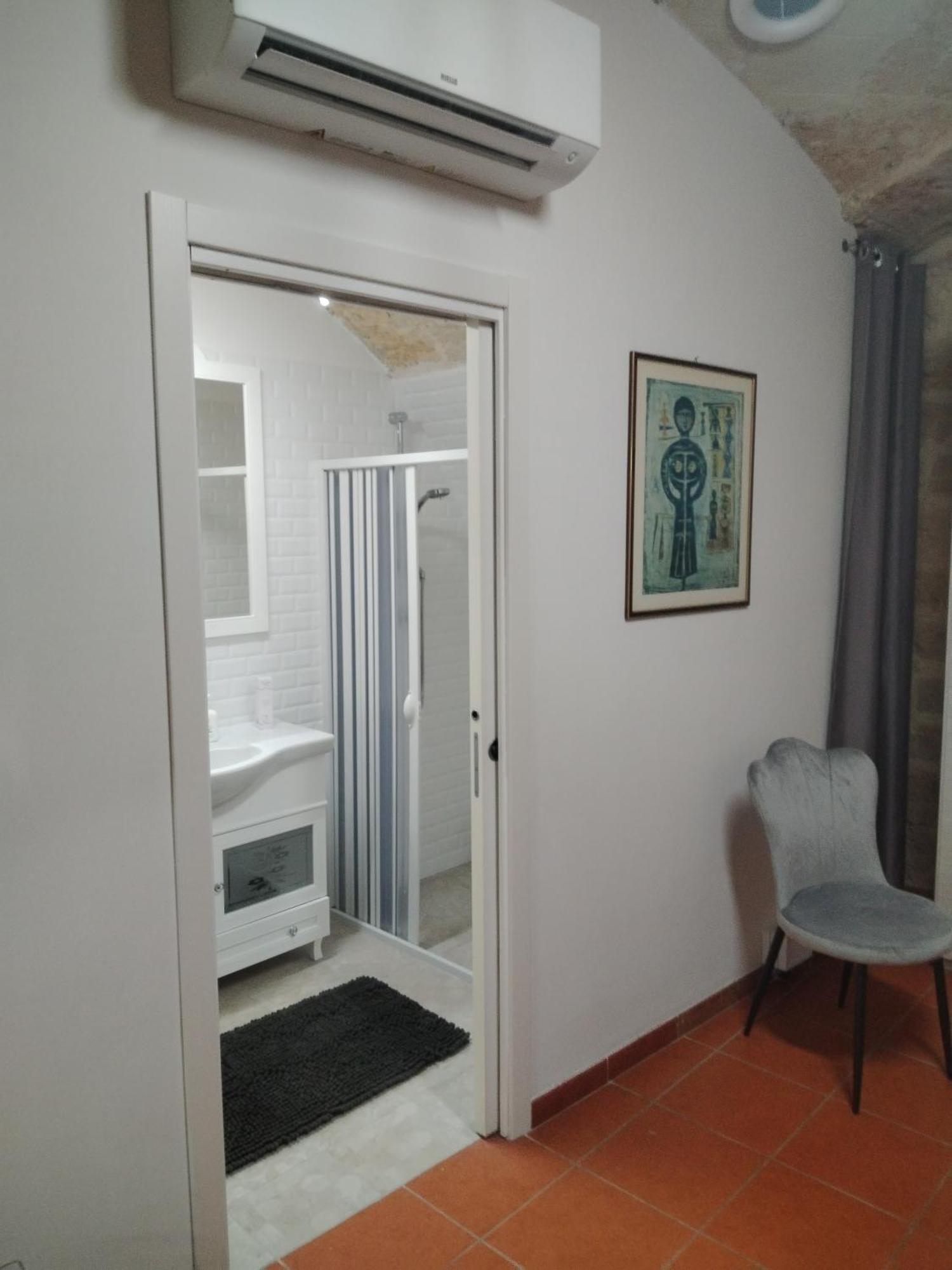 Casa Vacanza Nel Cuore Della Pietra Barletta Exterior photo