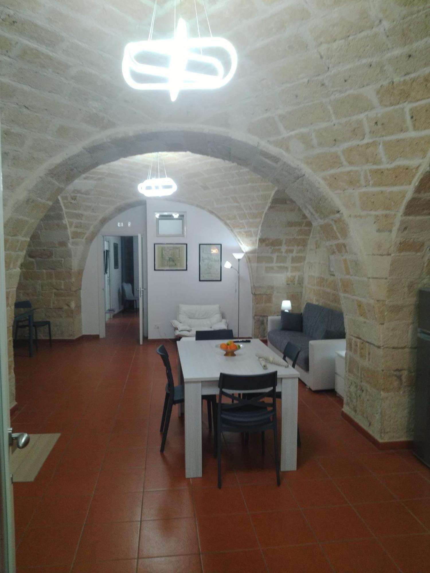 Casa Vacanza Nel Cuore Della Pietra Barletta Exterior photo