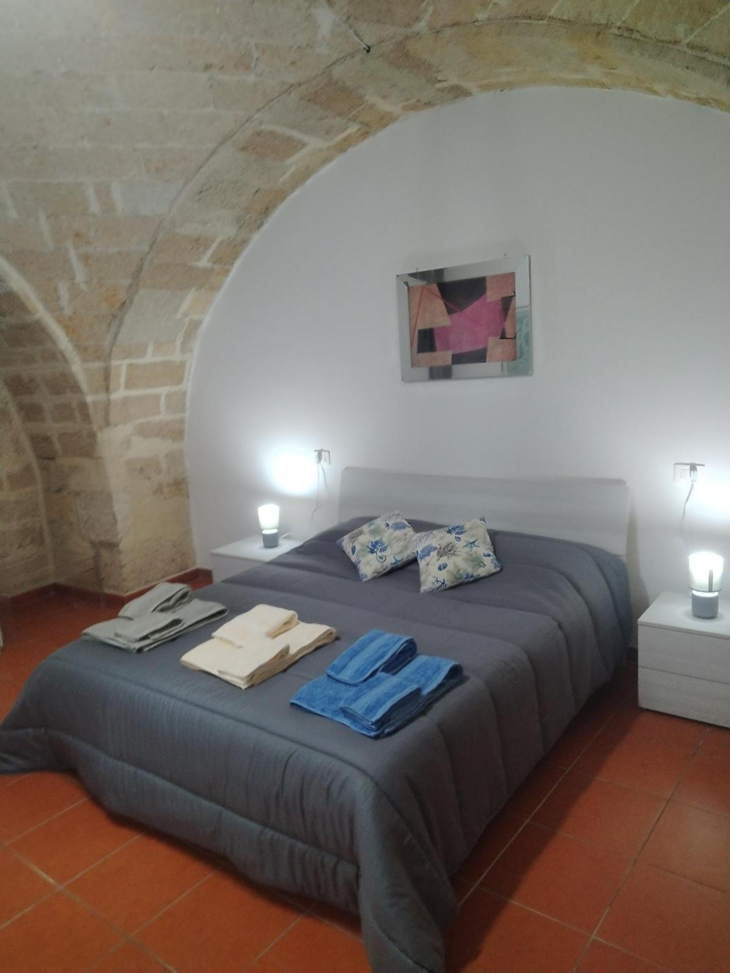 Casa Vacanza Nel Cuore Della Pietra Barletta Exterior photo