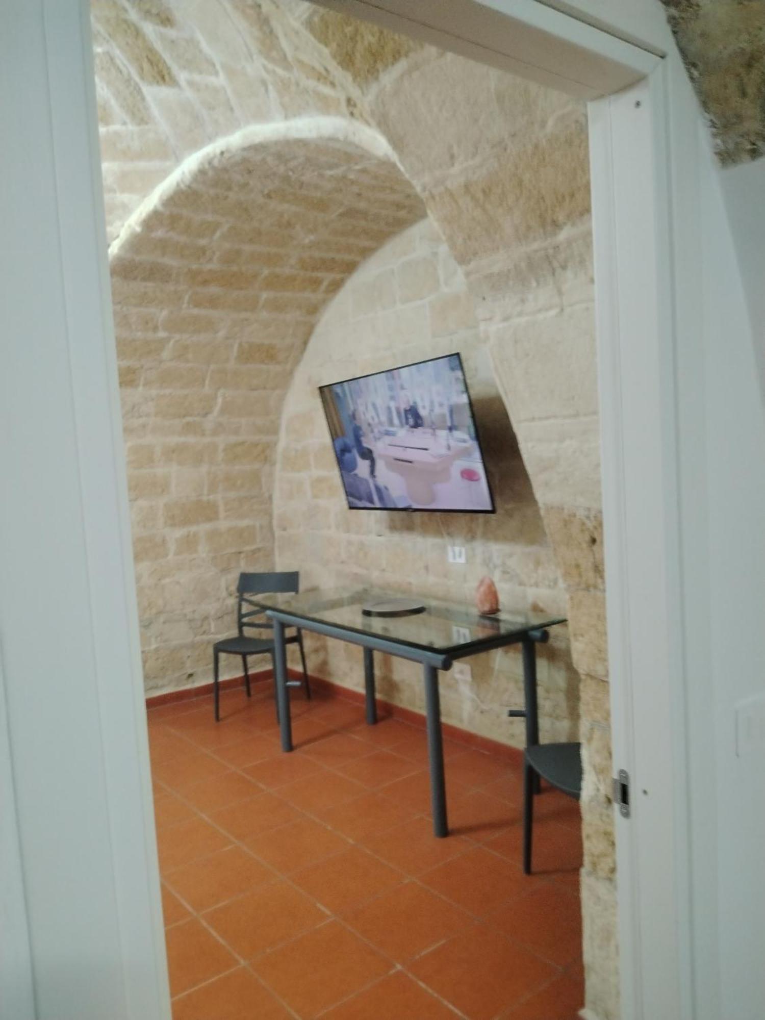 Casa Vacanza Nel Cuore Della Pietra Barletta Exterior photo
