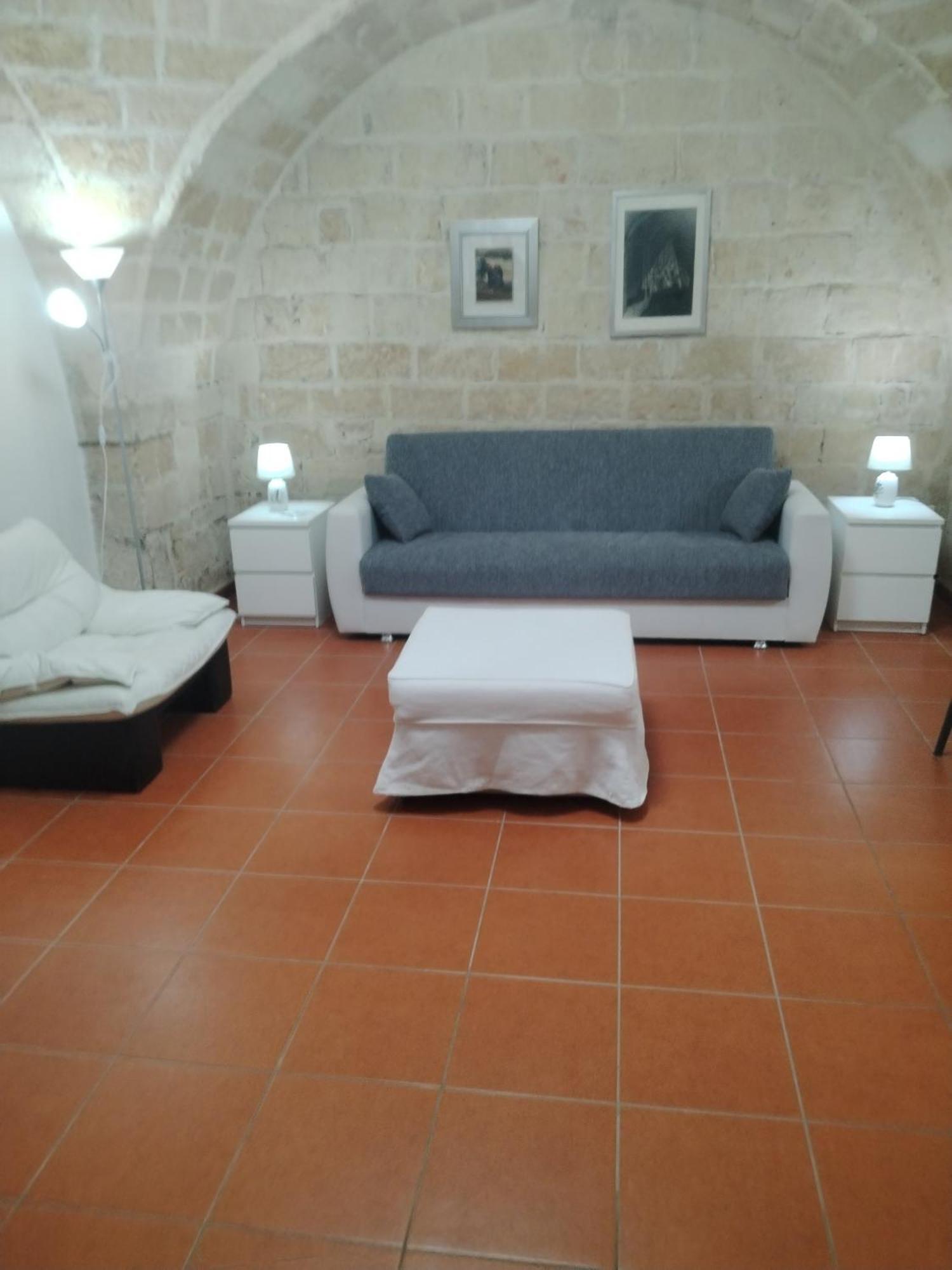Casa Vacanza Nel Cuore Della Pietra Barletta Exterior photo