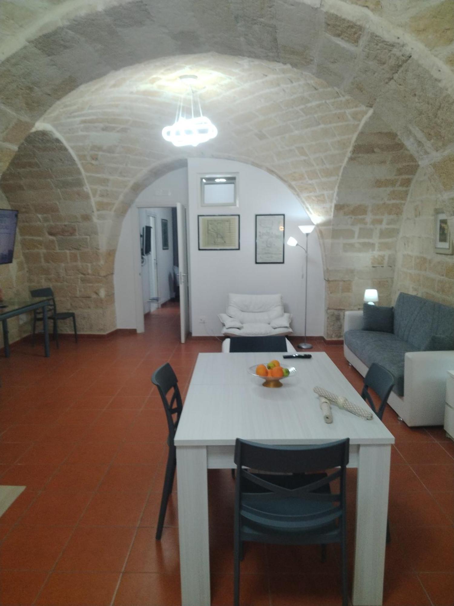 Casa Vacanza Nel Cuore Della Pietra Barletta Exterior photo