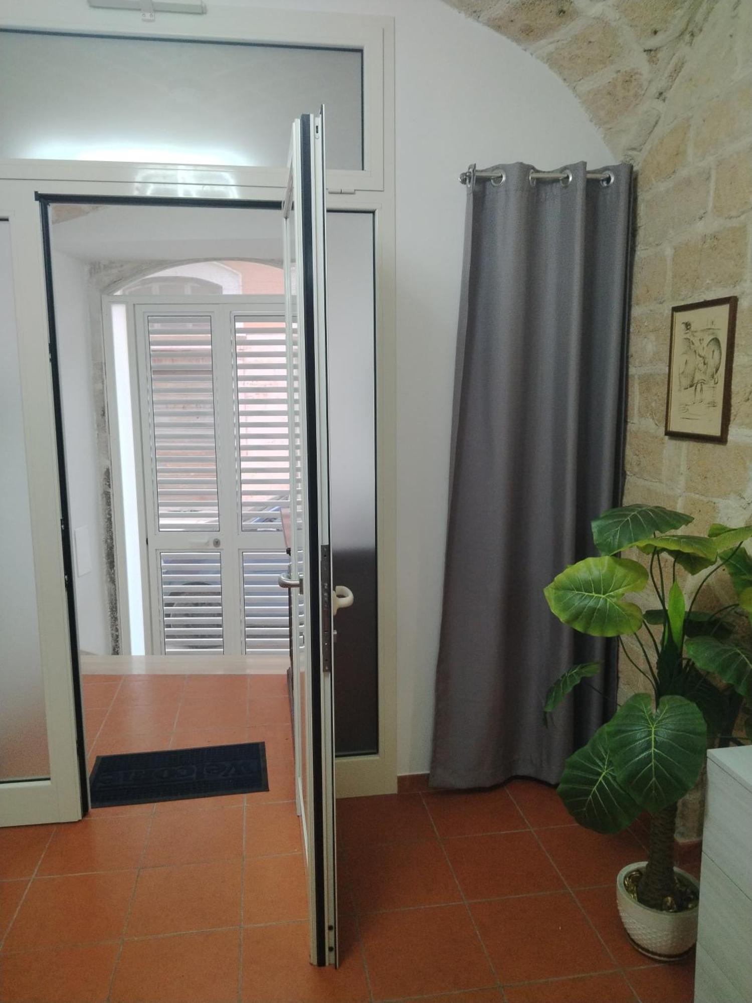Casa Vacanza Nel Cuore Della Pietra Barletta Exterior photo