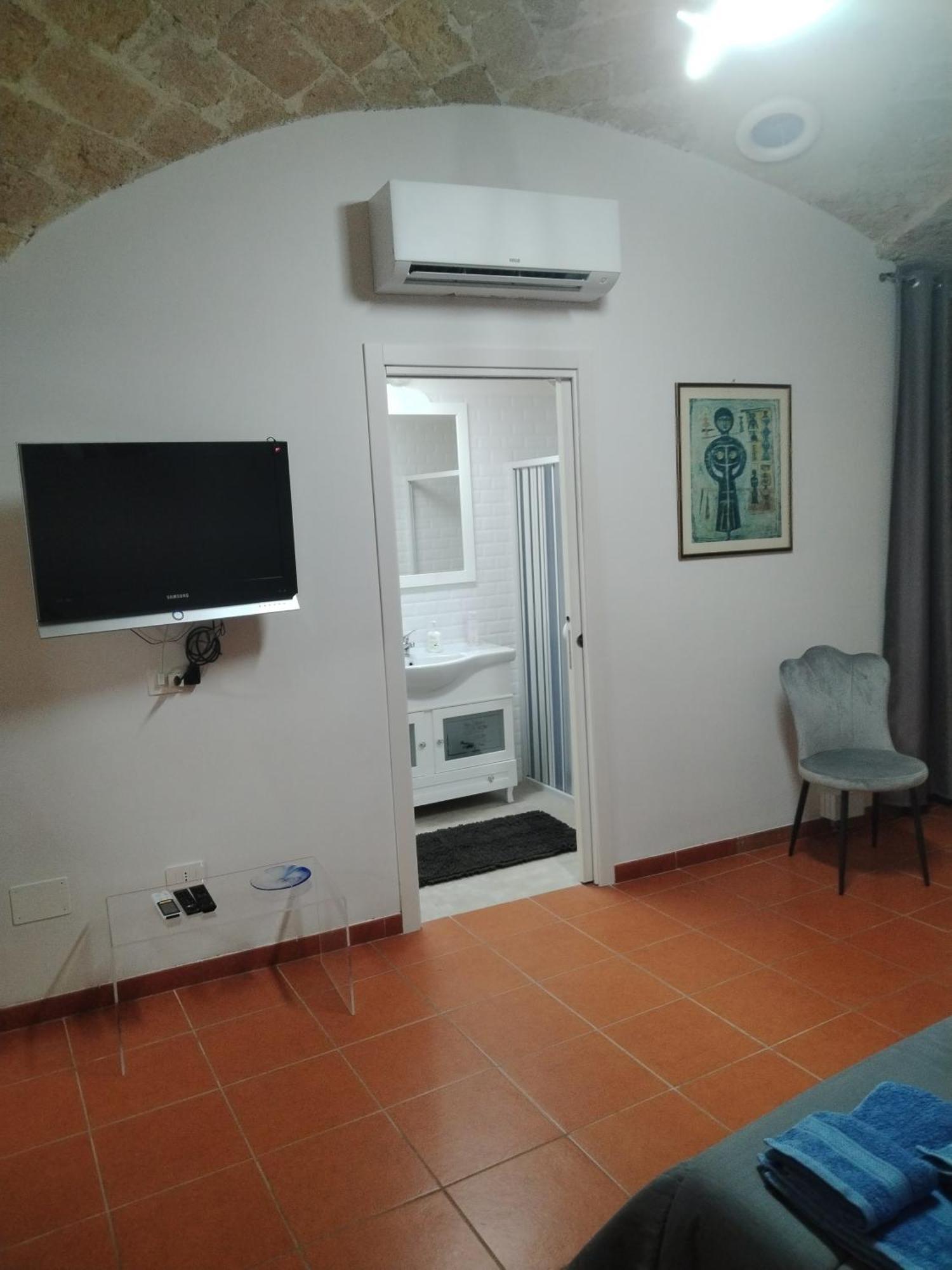Casa Vacanza Nel Cuore Della Pietra Barletta Exterior photo